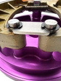 ZT CNC Bremsschild hinten, verstärkt, eloxiert, inkl. EBC Bremsbacken Violett